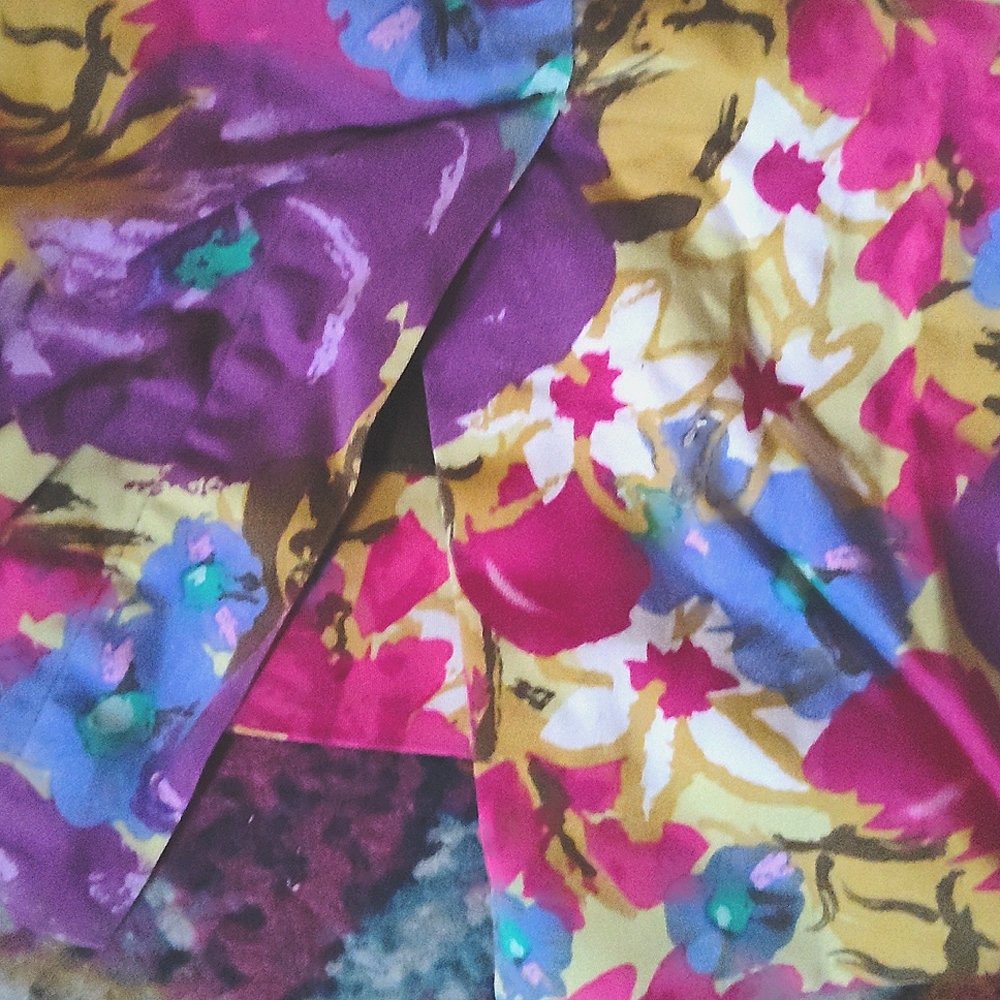 Back Zip Vibrant Floral Pencil Skirt 🌺 Size M